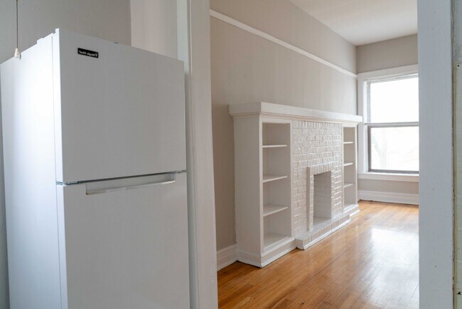 Building Photo - Uptown / Ravenswood - Studio - w/ Decorative Fireplace