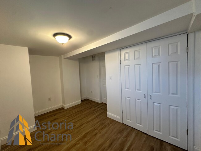 Building Photo - 3 Bedroom or 2 Bedroom with Den featuring Fenced Yard and Updated Kitchen