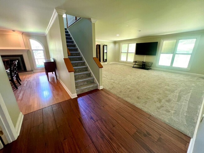 Building Photo - Cranberry - 6 bedroom 4 bathroom - Stunnin...