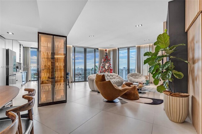 Building Photo - 20281 E Country Club Dr