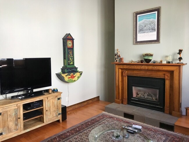 Building Photo - Updated 3 Bed 2 Bath Victorian Style Townhome