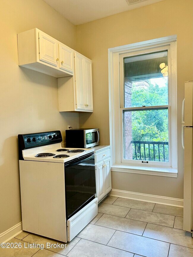 Building Photo - 1402 S 6th St