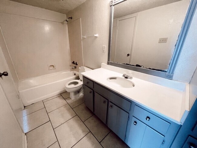 Building Photo - 8220-B GOVERNOR DRIVE BATON ROUGE, LA 70820