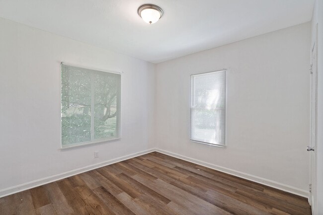 Building Photo - Charming 3BR/1B Single-Family Home