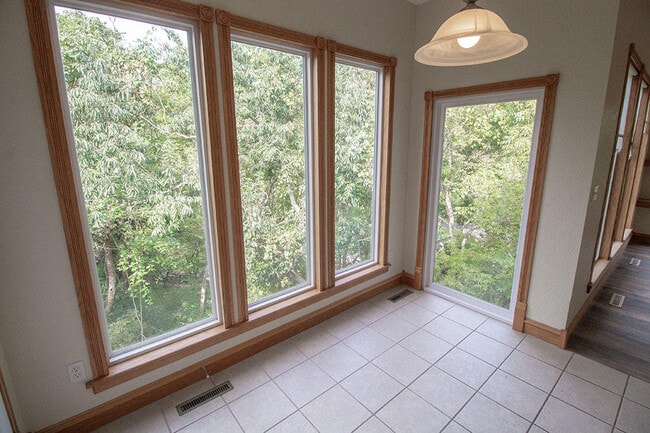 Building Photo - 1420 Bradford Dr