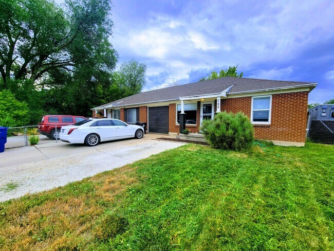 Primary Photo - Cozy East Side Home!