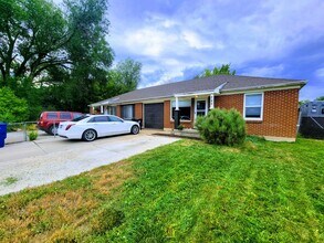 Building Photo - Cozy East Side Home!