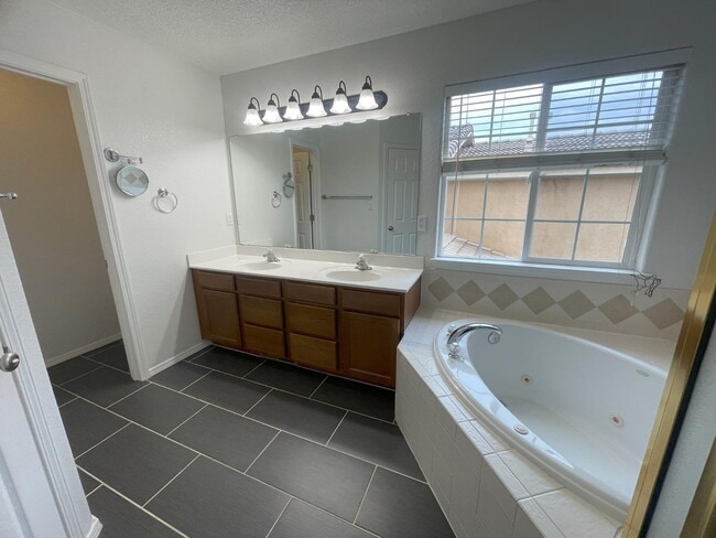 Building Photo - 5555 Mansfield Pl NW