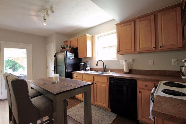 Building Photo - 897 Henderson Dr