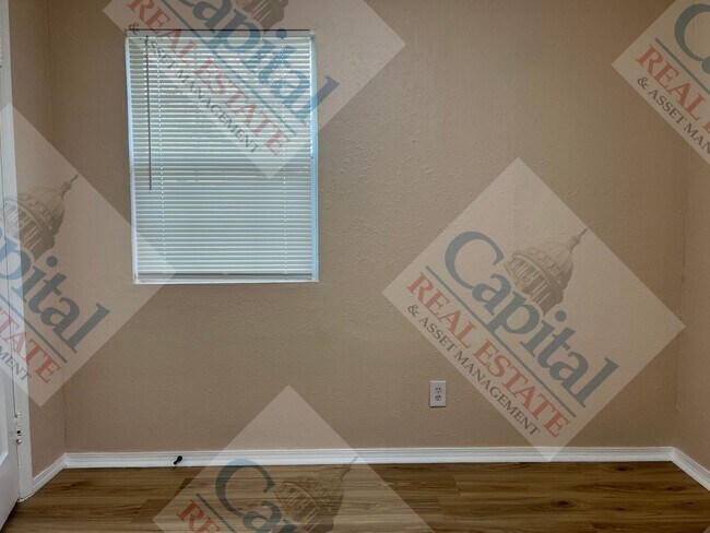 Building Photo - Charming 3 Bedroom