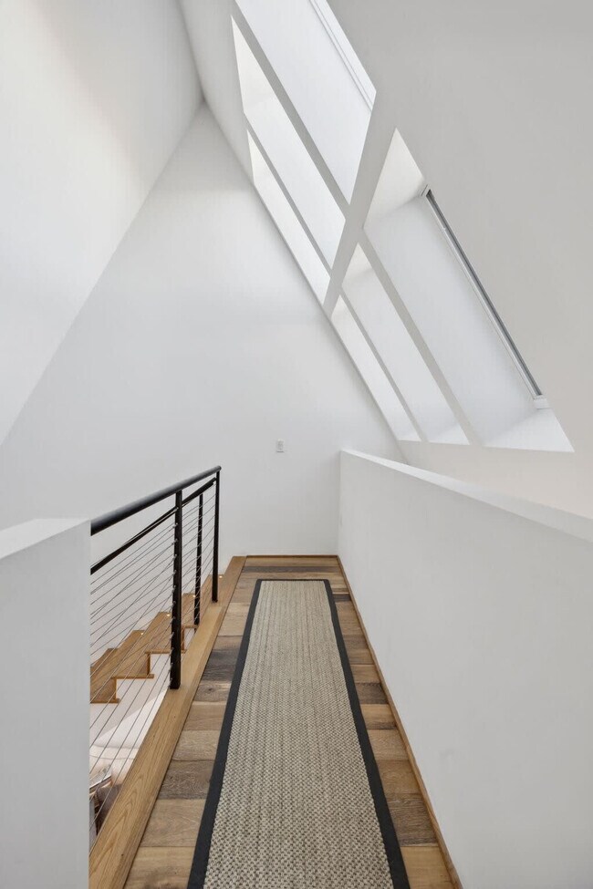 Building Photo - 10 Anchor St