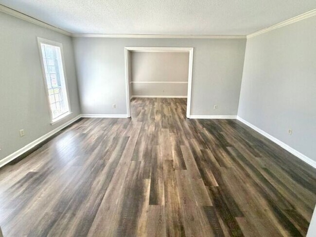 Building Photo - Fantastic 4 Bedroom 2 Bath Home with Office Space In Bartlett