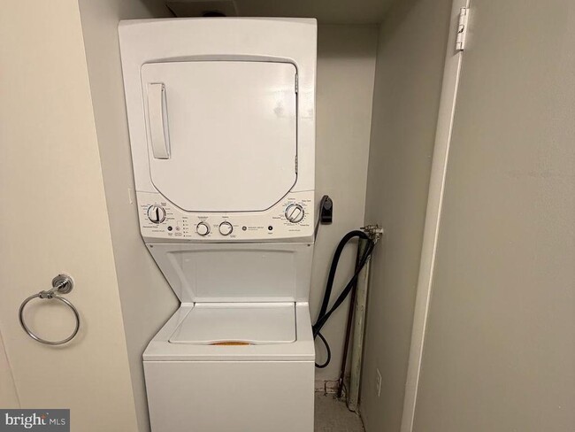 Building Photo - 5485 Harpers Farm Rd