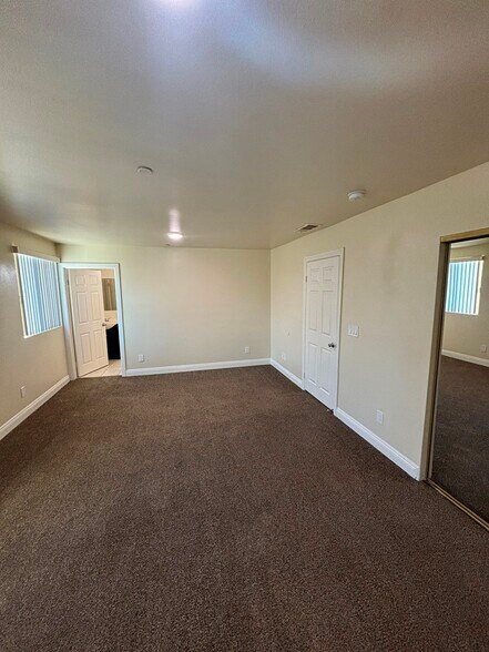 Building Photo - 1337 W 55th St