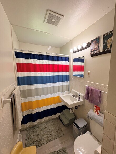 upstairs bathroom - 3212 57th St