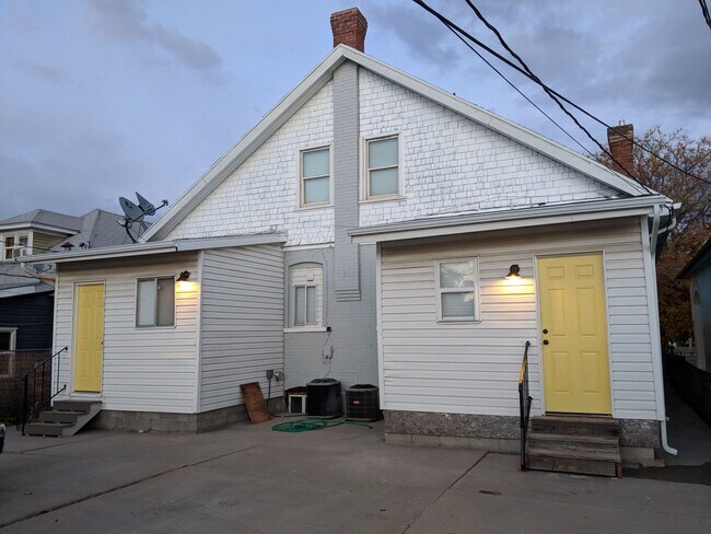 Building Photo - Beautiful Home!  Perfect combo of old world charm with modern finishes & ammenities!