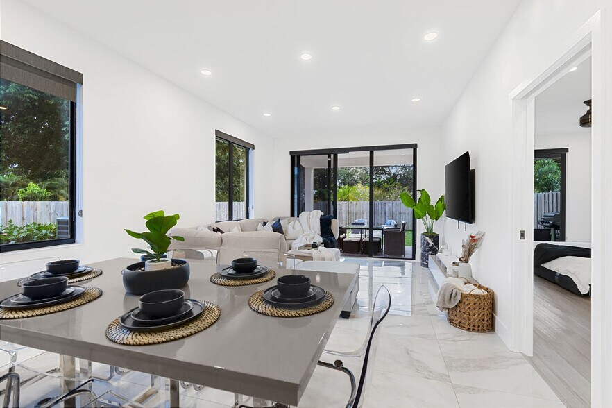 Building Photo - 826 SW 14th Ct