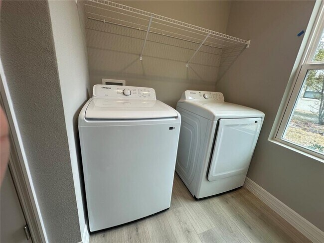 Building Photo - 9 Mimosa Ct W