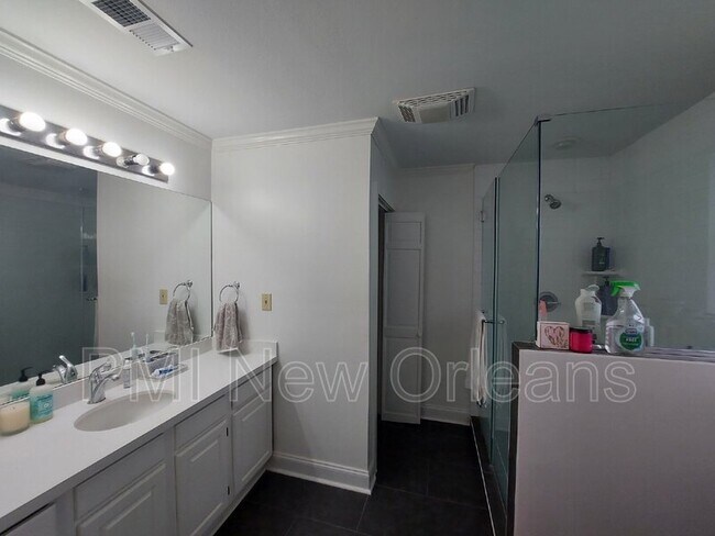 Building Photo - 12 Oaklawn Dr