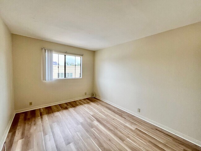 Building Photo - Upstairs 2BD/2BTH with Central A/C, Privat...