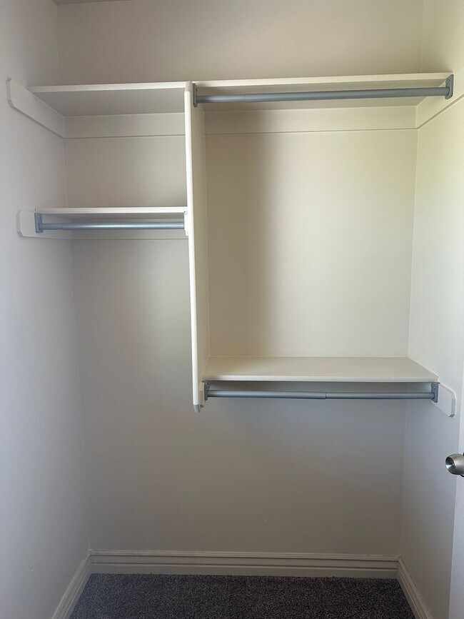 Building Photo - Modern 3 Bed, 2.5 Bath Townhouse - Excelle...