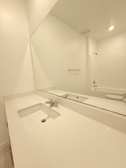 Building Photo - 2583 Cloudview Privado