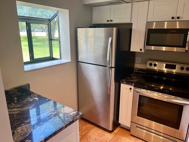 Building Photo - Move-In Ready 1-bed, 1-bath, Sarasota Condo off University Pkwy for rent!