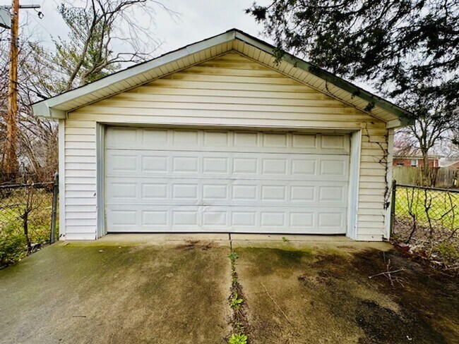 Building Photo - 3 Bedroom 1 Bath For Lease Section 8 Ready