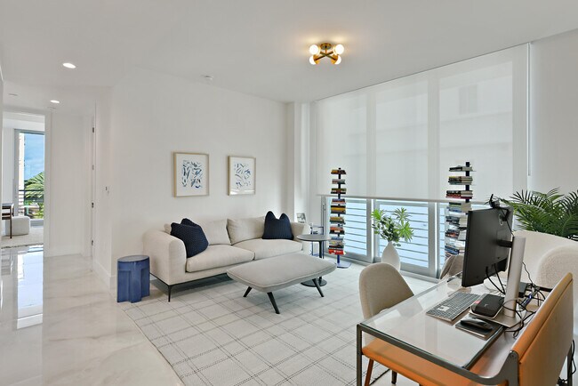 Building Photo - 485 E Royal Palm Rd