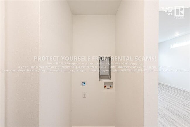 Building Photo - 911 Reading RR Ln