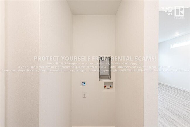 Building Photo - 911 Reading RR Ln