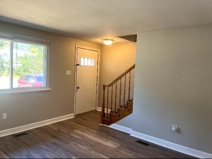 Building Photo - 1390 Lincoln Dr