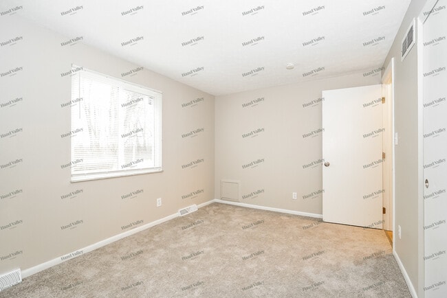 Building Photo - 2564 Weyburn Rd