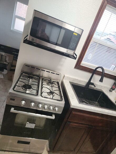 Building Photo - 716 1/2 W 60th St