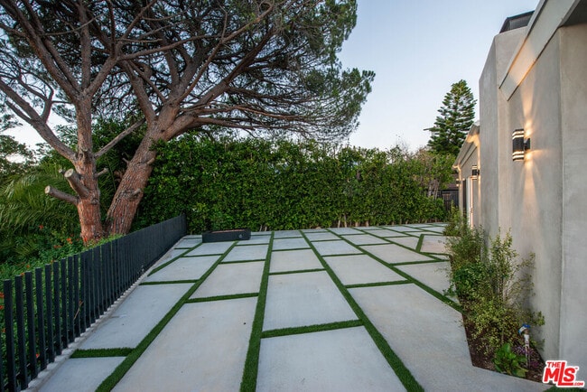 Building Photo - 645 Walther Way