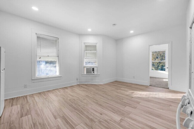 Building Photo - 526 W Munson St