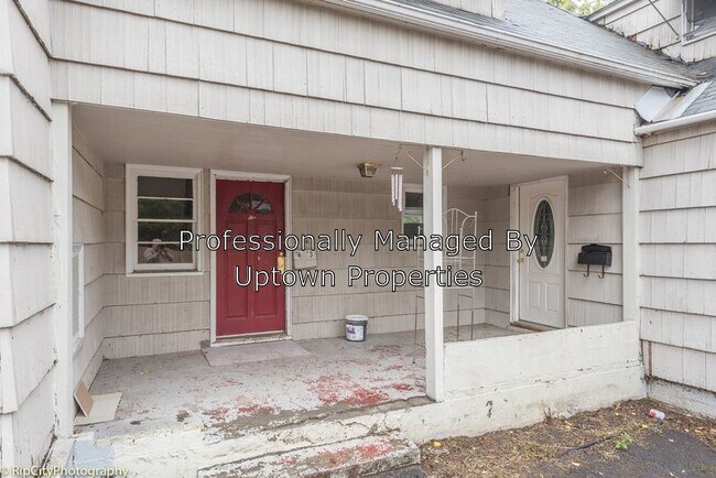 Building Photo - 4975 SW Franklin Ave