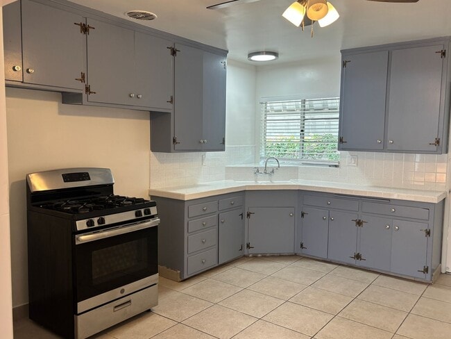 Building Photo - 711 W Wilson Ave