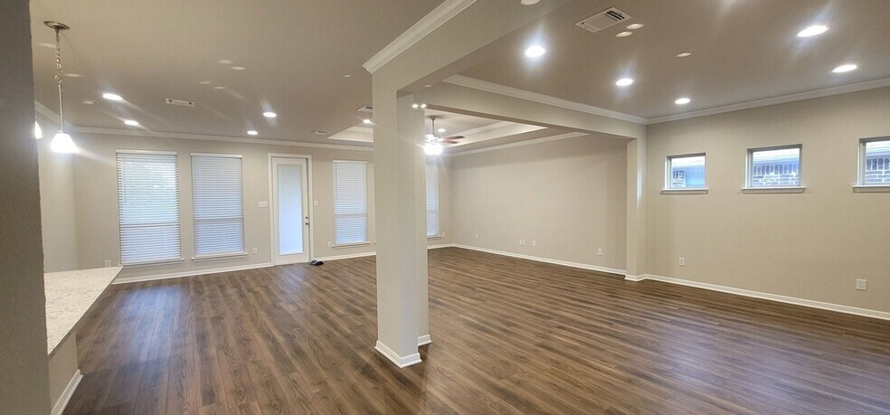 Building Photo - 3206 Trinity Dr