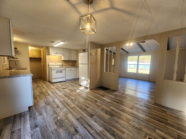 Building Photo - 2br - 2 Bed 2 Bath w/ screened porch and FULLY FENCED Backyard!