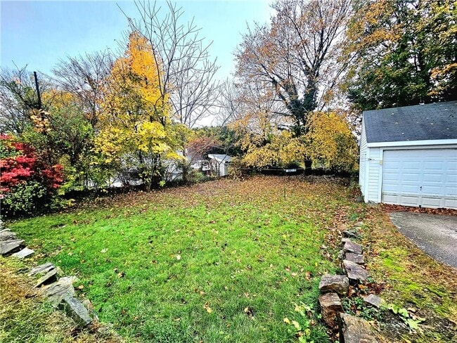 Building Photo - 13 York Ave