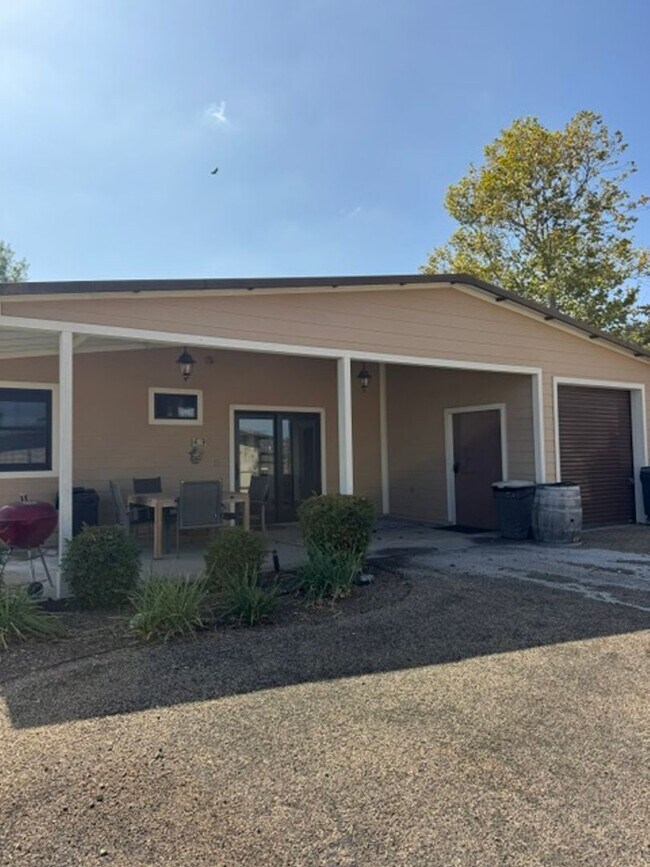 Building Photo - 1475 Cougar Ridge Rd