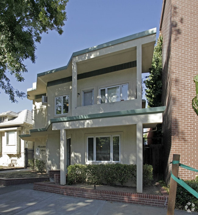 Alhambra Apartments 3021 O St Sacramento CA 95816 Apartment Finder