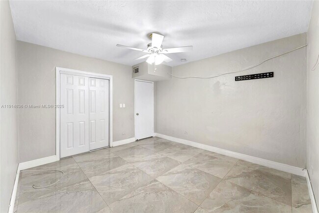 Building Photo - 810 E 9th Pl