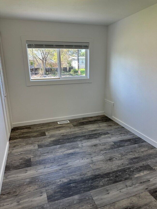 Building Photo - 803 N Vista Dr