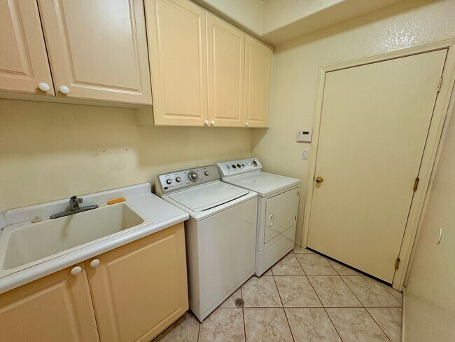 Building Photo - Beautiful 3 Bedroom Plus Office One Story ...