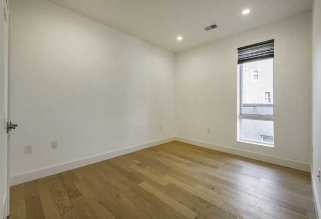 Building Photo - 946 Saratoga St