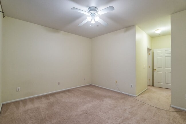 Building Photo - Beautiful 2 Bed 2 Bath Condo Beautiful Com...