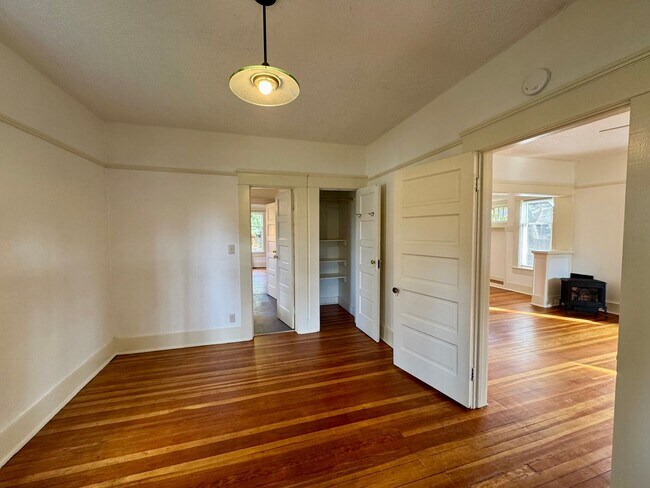 Building Photo - Beautiful 4 Bedroom, 2 Bath with Bonus Room in the Whiteaker Neighborhood!