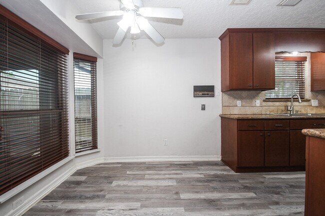 Building Photo - 11915 N Hanworth Dr